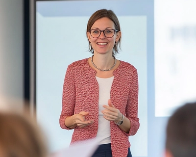 Multiplikator sein bedeutet: 
Produkte empfehlen 
Good practise Einblick geben
Das eigene Netzwerk nutzenunterstützungsbefarf erkennen
An einführungsmassnahmen mitarbeiten
Videobotschaften
LiveTalk
Messe
Produktinformationen 
Leitplanken und Rahmenbedingungen
Aufwand und Kapazität
Blaue Farbschema
25 Banker*innen