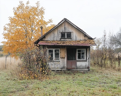 Jaunas vyras, su šviesiais banguotais plaukais, vilkintis mėlyną švarką ir stovintis ant skardžio krašto, stebi saulėlydį virš vandenyno. Fone matosi kalnai, o dangus nuspalvintas ryškiai oranžine ir purpurine spalvomis. Vaizdas yra realistiškas, su švelniu apšvietimu, sukuriantis ramią ir melancholišką nuotaiką. Platus peizažas (1792x1024).
