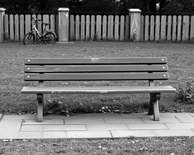 jigsaw est assis sur un banc et il est choqué en le lisant 
