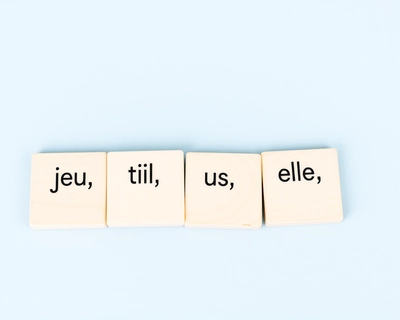puzzle pieces with the french pronouns Je, Tu, Il, Elle, Nous, Vous, Ils, Elles and the forms of être which are suis, es, est, est, sommes, êtes, sont, sont