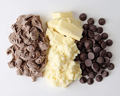 make this puzzle but in image form:

The Mystery of the Missing Cookies
You're baking cookies with your friend, but you can't find all the ingredients! You know the following:

You need 3 times as much flour as sugar.
You need 2 more cups of chocolate chips than sugar.
You have 5 cups of flour.
Can you figure out how many cups of sugar, chocolate chips, and butter you need?

Here's how to solve it:

Let's use variables:

Let 's' represent the number of cups of sugar.
Let 'f' represent the number of cups of flour.
Let 'c' represent the number of cups of chocolate chips.
Let 'b' represent the number of cups of butter.
Write down the information as equations:

f = 3s (You need 3 times as much flour as sugar)
c = s + 2 (You need 2 more cups of chocolate chips than sugar)
f = 5 (You have 5 cups of flour)
Solve for 's' (sugar):

Since you know f = 5 and f = 3s, you can substitute: 5 = 3s
Divide both sides by 3: s = 5/3 cups of sugar
Solve for 'c' (chocolate chips):

You know c = s + 2 and s = 5/3, so substitute: c = (5/3) + 2
Simplify: c = 11/3 cups of chocolate chips
Solve for 'b' (butter):

You don't have enough information to solve for 'b'. You need another clue about the amount of butter needed!
Therefore, you need 5/3 cups of sugar and 11/3 cups of chocolate chips. You still need to figure out how much butter you need!